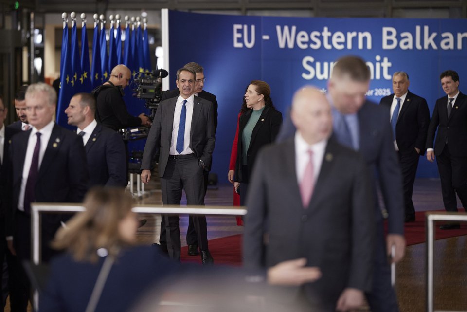 Ο Κυριάκος Μητσοτάκης μιλά με την πρωθυπουργό της Δανίας, Μέτε Φρεντέρικσεν, στις Βρυξέλλες