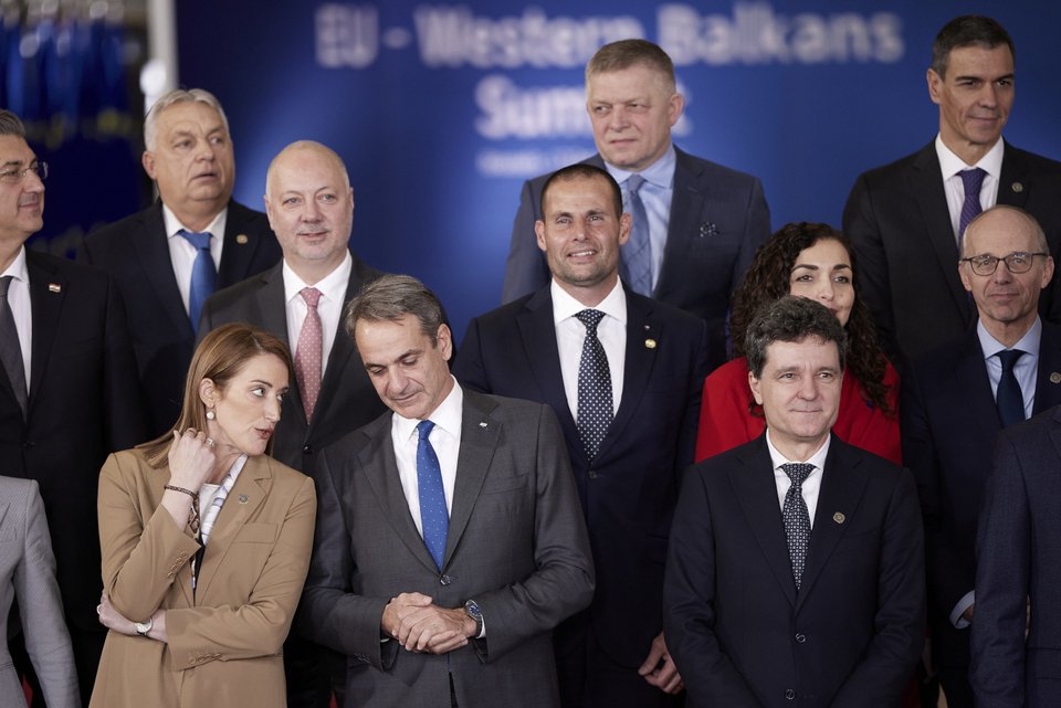 Ο Κυριάκος Μητσοτάκης συνομιλεί με την πρόεδρο του Ευρωκοινοβουλίου, Ρομπέρτα Μέτσολα