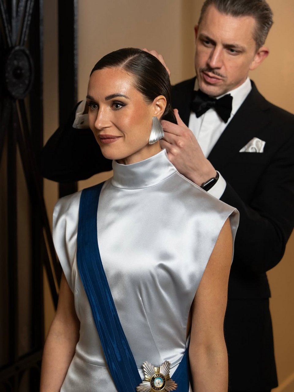 Η Σάνα Μαρίν με τον hair stylist της 