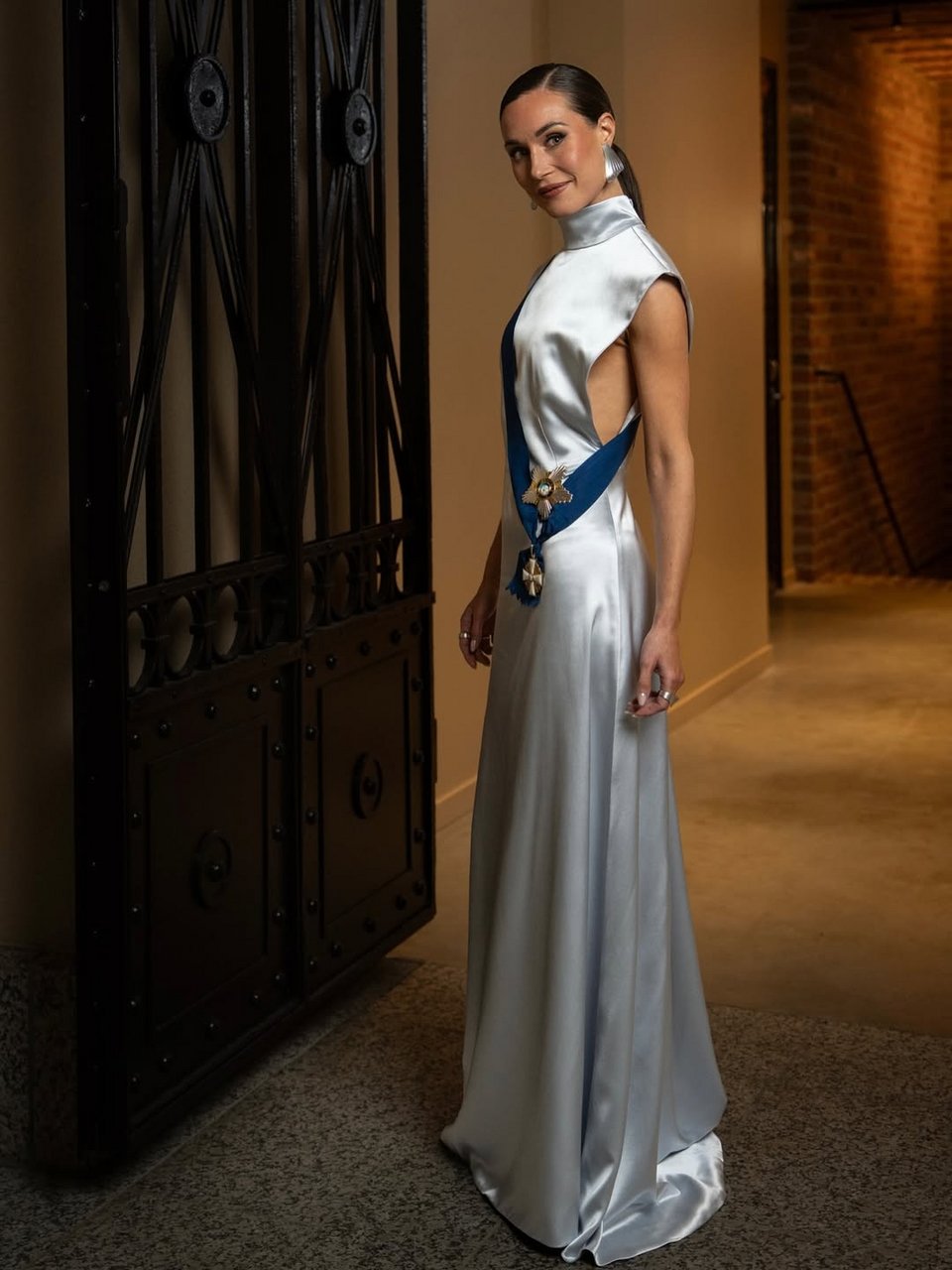 Η Σάνα Μαρίν με ασημένια τουαλέτα 