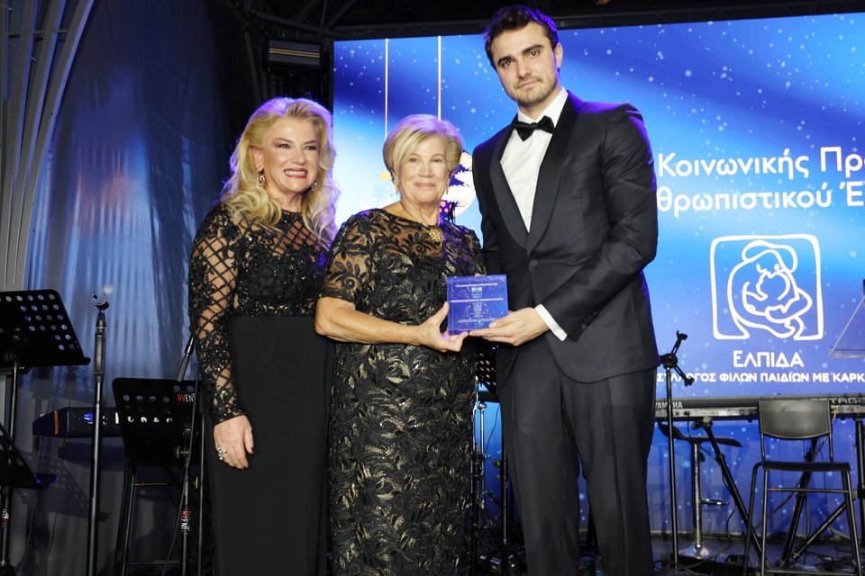 Η Νούλη Μανώλη,&nbsp;&nbsp;Αντιπρόεδρος Συλλόγου «ΕΛΠΙΔΑ» και ο Ανδρέας Βαρδινογιάννης με το Βραβείο «Κοινωνικής Προσφοράς &amp; Ανθρωπιστικού Έργου» που απονεμήθηκε στην «ΕΛΠΙΔΑ» από την Άντρη Αναστασιάδη 