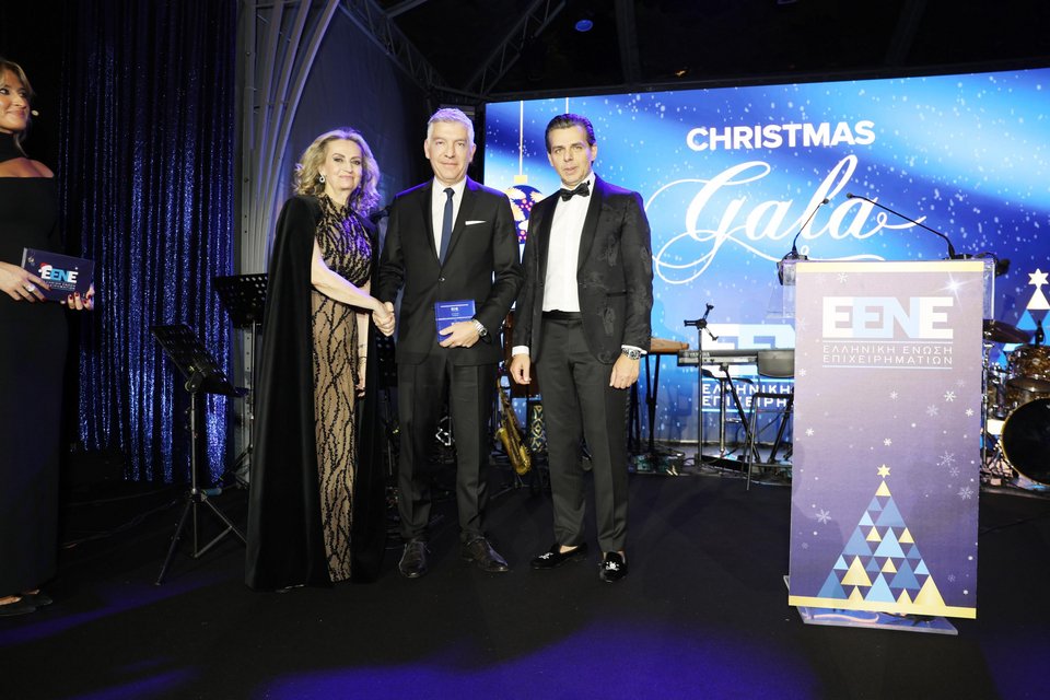 Ο Στέφανος Χανδακάς, Πρόεδρος HOPEgenesis&nbsp;&nbsp;με το Βραβείο «Κοινωνικής Προσφοράς &amp; Ανθρωπιστικού Έργου» που απονεμήθηκε στην HOPEgenesis από την ΕΕΝΕ, με Σοφία Κουνενάκη - Εφραίμογλου (Αντιπρόεδρο Ε.ΕΝ.Ε) και Βασίλη Αποστολόπουλο (Επίτιμο Πρόεδρο Ε.ΕΝ.Ε.) 