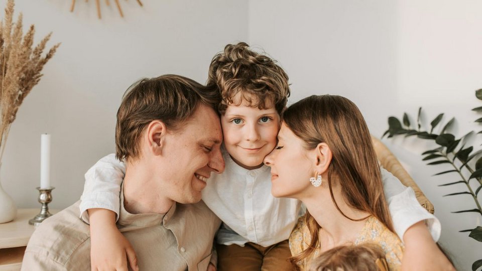 Οι γονείς θέλουν σχεδόν ενστικτωδώς να είναι παρόντες στη ζωή των παιδιών τους. Να τα παρηγορούν, να τα καθοδηγούν, να τα προστατεύουν / SHUTTERSTOCK