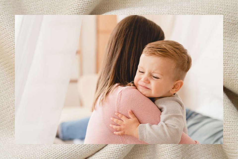 Όμως τα τελευταία χρόνια, αυτή η παρουσία φαίνεται συχνά να περνά ένα αόρατο όριο και να μετατρέπεται σε μόνιμη προσκόλληση. Κάπως έτσι γεννήθηκε ο όρος «γονείς-βέλκρο» / SHUTTERSTOCK