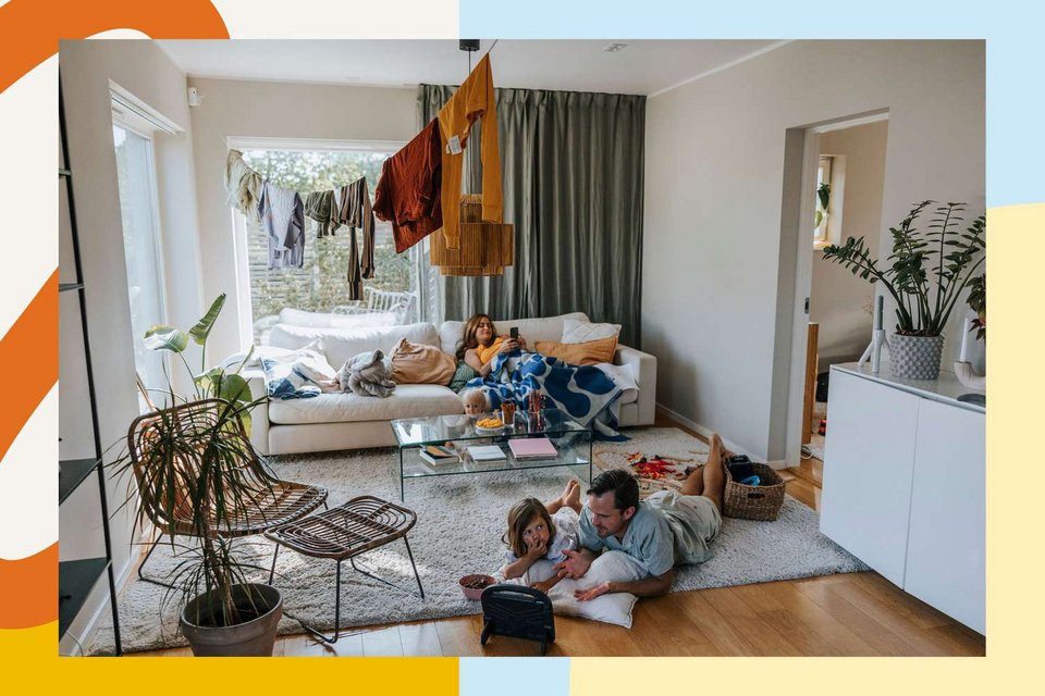 Και, σύμφωνοι, ο όρος «θάνατος του σαλονιού» ίσως ακούγεται σαν υπερβολή, όμως τα στοιχεία δείχνουν ότι βρισκόμαστε ήδη μέσα σε αυτή τη μετάβαση / ISTOCK