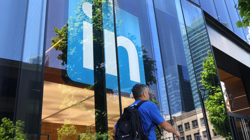 Το LinkedIn επιμένει ότι τέτοιες διαφορές δεν αντικατοπτρίζουν τη λειτουργία του συστήματος / SHUTTERSTOCK