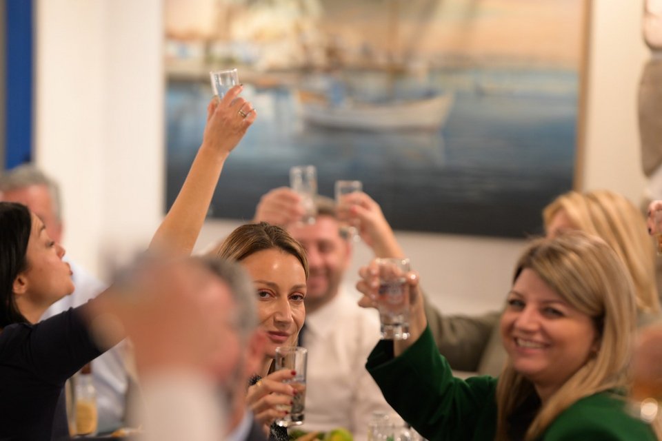 Κατερίνα Καζάνη και Νάγια ﻿Γρηγοράκου, αριστερά τους η Νάντια Γιαννακοπούλου με υψωμένο το ποτήρι και στο βάθος ο Νίκος Ανδρουλάκης