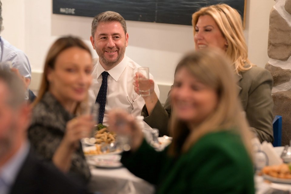 Ο πρόεδρος Νίκος Ανδρουλάκης και δίπλα του η βουλευτής Θεσσαλονίκης Ράνια Θρασκιά