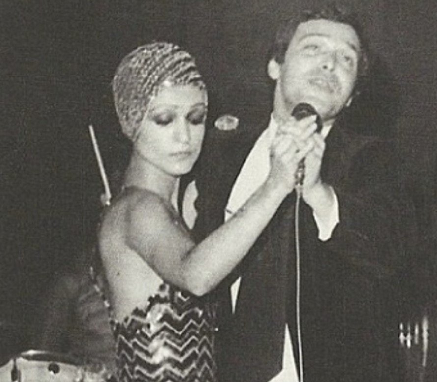 Η μικρή σκηνή επέτρεπε στον Μαρίνο να στήσει παραστάσεις που συνδύαζαν τραγούδι, χιούμορ, σάτιρα και θεατρικότητα, κάτι που δεν ήταν συνηθισμένο στον χώρο των μπουάτ. Εδώ με την Κατιάνα Μπαλανίκα / FACEBOOK