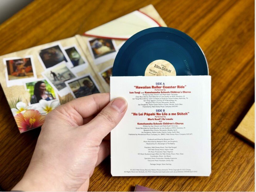 Οι μικροσκοπικοί δίσκοι, μόλις τέσσερις ίντσες σε διάμετρο—στο μέγεθος της ετικέτας ενός κανονικού LP—πιέζονται με τη γνωστή διαδικασία του συμβατικού βινυλίου, απλώς σε μικρότερη κλίμακα / ΤΙΝΥVINYL