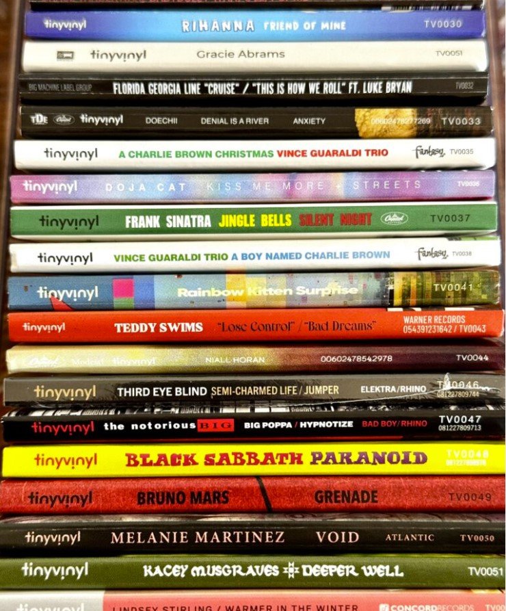 Παίζουν στις 33⅓ στροφές και μπορούν να χωρέσουν έως και τέσσερα λεπτά μουσικής σε κάθε πλευρά, περίπου όσο ένα κλασικό single / TINYVINYL