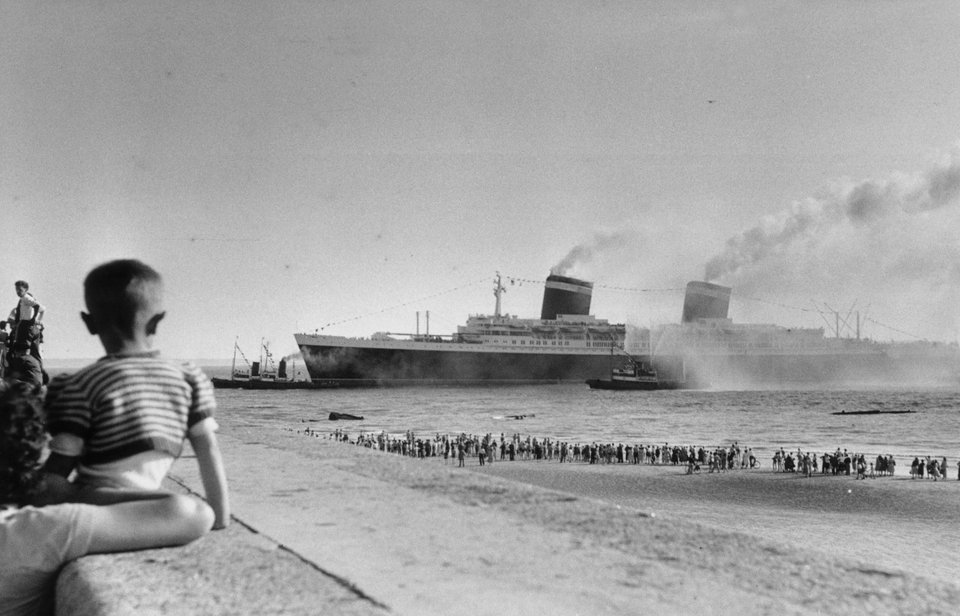 Οι δύο εντυπωσιακές «φτερωτές» καμινάδες ύψους 20 μέτρων, βαμμένες σε κόκκινο, λευκό και μπλε, το μετέτρεπαν σε κίνηση εθνικού συμβόλου / GETTY 