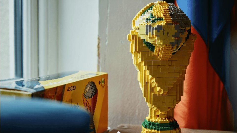 Το τρόπαιο-σετ, αξίας 190 ευρώ, προορίζεται όχι μόνο για συλλέκτες, αλλά για κάθε σπίτι που θέλει να μεταφράσει την παγκόσμια διοργάνωση σε χειροπιαστό, διασκεδαστικό αντικείμενο / LEGO