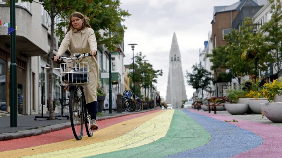 Οι κοινωνικές επιπτώσεις της τετραήμερης εργασίας αποδείχθηκαν βαθύτερες από τις αναμενόμενες οικονομικές μεταβολές / SHUTTERSTOCK