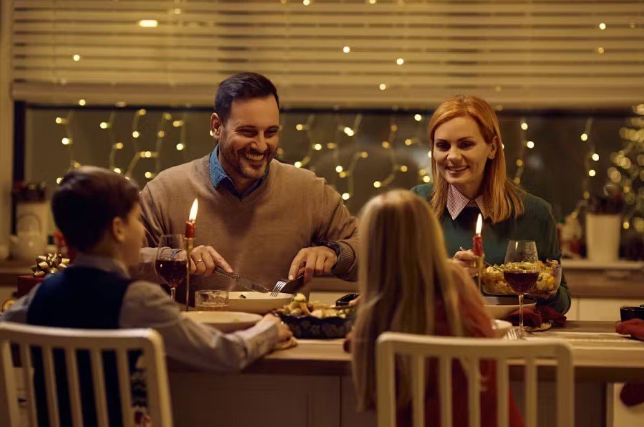 Η χειμερινή στρατηγική δεν περιορίζεται μόνο στην ώρα του δείπνου, αλλά στην κατανομή των θερμίδων / SHUTTERSTOCK