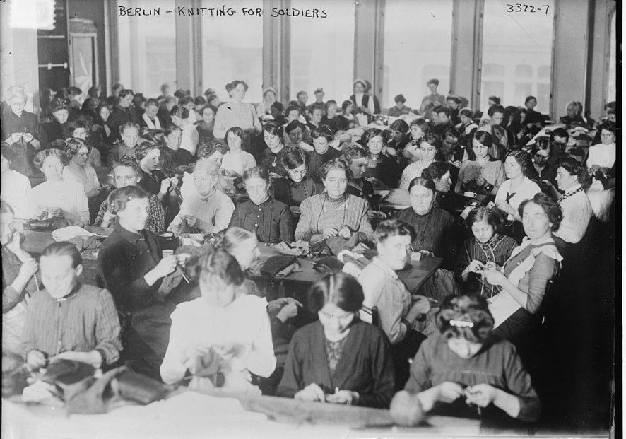 Η απλότητα των εργαλείων –μία κλωστή, δύο βελόνες, δύο βασικές πλέξεις, τη «δεξιά» και την «ανάποδη»– υπήρξε ιδιοφυής / WIKIPEDIA