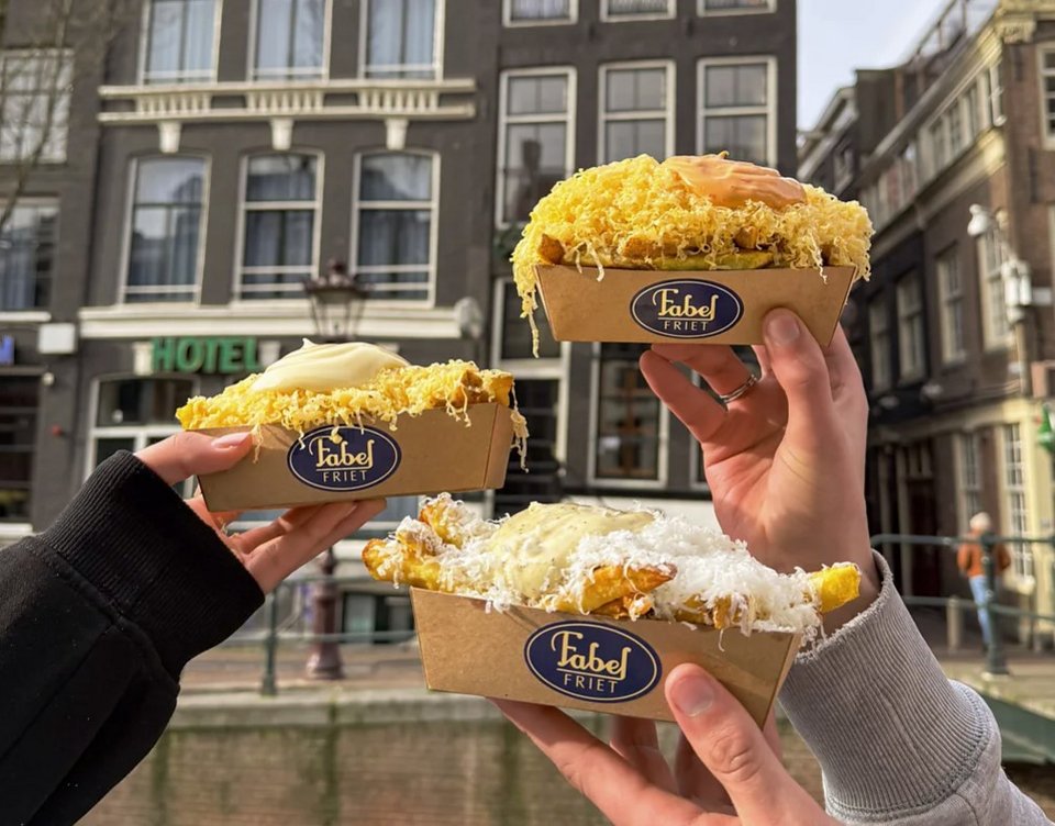 Από την άποψη αυτή, η FabelFriet, η οποία εκτοξεύθηκε σε διεθνή αναγνωρισιμότητα μέσω TikTok το 2023, δεν προσφέρει απλώς πατάτες· προσφέρει το δικαίωμα μιας καταχώρισης στο ψηφιακό στερέωμα / INSTAGRAM