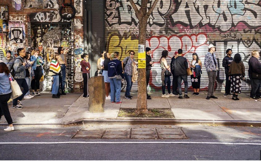 Το food trend δεν λειτουργεί πια ως διατροφική πρόταση, αλλά ως εργαλείο πολιτισμικής συμμετοχής. Το να σταθεί κανείς στην ουρά δεν αποτελεί εμπόδιο προς την απόλαυση, αλλά το ίδιο το προϊόν / ΑLAMY