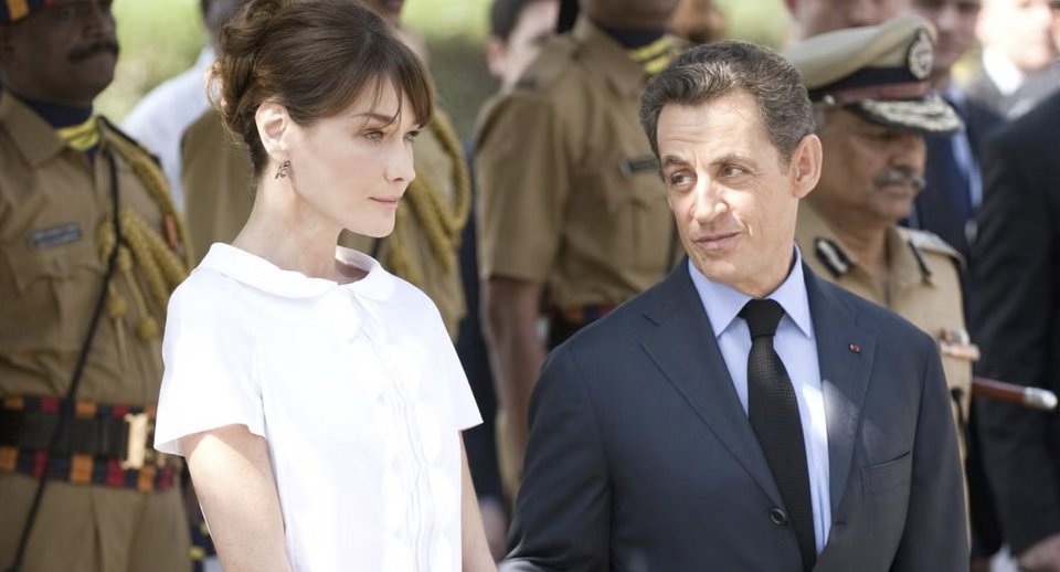 Η σύντομη και θυελλώδης γνωριμία τους το 2007, ο γάμος στο Μέγαρο των Ηλυσίων το 2008, οι φωτογραφίες δίπλα σε ηγέτες, σε συναυλίες, σε δεξιώσεις υψηλού κύρους, δημιούργησαν ένα αφήγημα ρομαντικής ανύψωσης / GETTY