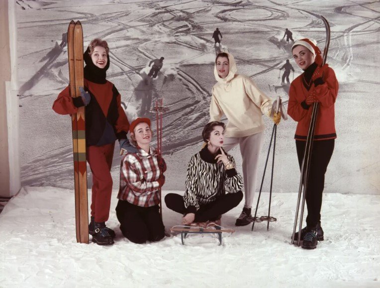 Το σκι, από δραστηριότητα των ορεινών λεσχών και στρατιωτικών σχολών, εξελίχθηκε σε έναν κατεξοχήν lifestyle κόσμο, με αισθητική που άλλαζε ρυθμικά μαζί με τις τεχνικές καινοτομίες στα υφάσματα / SHUTTERSTOCK