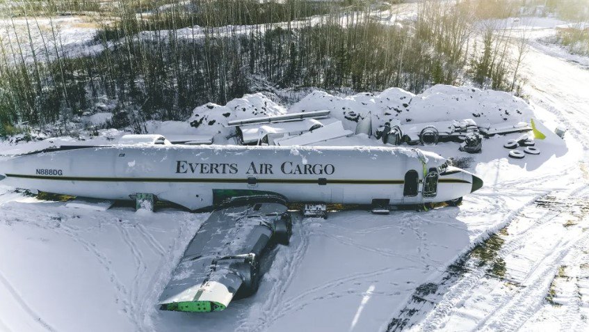 Το συγκεκριμένο αεροπλάνο, κατασκευασμένο το 1956, είχε περάσει δεκαετίες μεταφέροντας καύσιμα και προμήθειες σε απομονωμένα χωριά της Αλάσκας / INSTAGRAM
