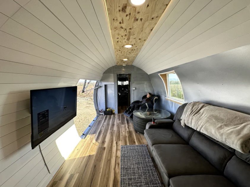 Με τη βοήθεια 20 εργατών και με ωράρια 8 το πρωί μέχρι τα μεσάνυχτα, αφιερώθηκε στην ανακατασκευή. Το τελικό αποτέλεσμα δεν θυμίζει καθόλου πρόχειρη μετατροπή / INSTAGRAM