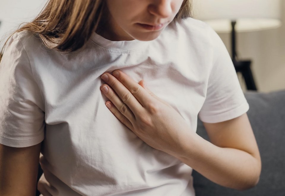 Η διαχείριση μιας κρίσης πανικού δεν αφορά την πλήρη αποφυγή της, αλλά την επανεκπαίδευση του σώματος και του νου / SHUTTERSTOCK