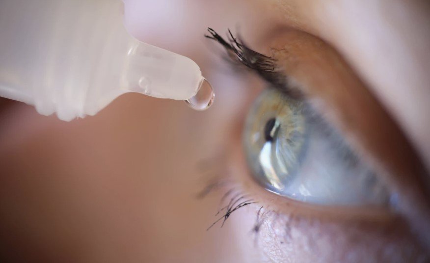 Οφθαλμικές σταγόνες για πρεσβυωπία με δράση έως 10 ώρες: βελτίωση κοντινής όρασης γρήγορα, με διαφορετικό μηχανισμό από παλαιότερες λύσεις που προκαλούσαν δυσφορία / VIZZ eyedrops (LENZ Therapeutics)