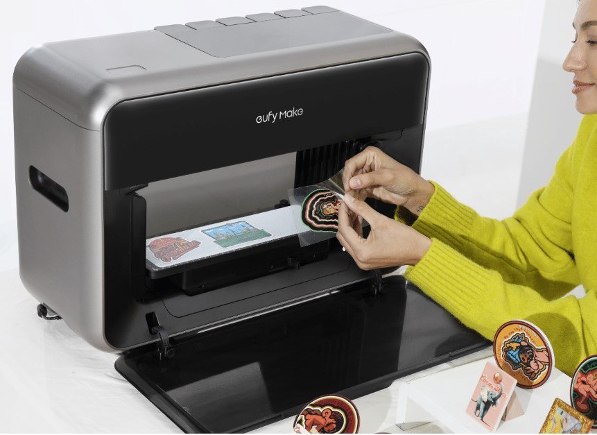 Επιτραπέζιος UV εκτυπωτής για αντικείμενα, όχι χαρτί: UV-curable μελάνια «χτίζουν» ανάγλυφη υφή σε πολλά υλικά, φέρνοντας μικρο-παραγωγή και customization σε μικρά εργαστήρια / eufyMake UV Printer E1 (Eufy)