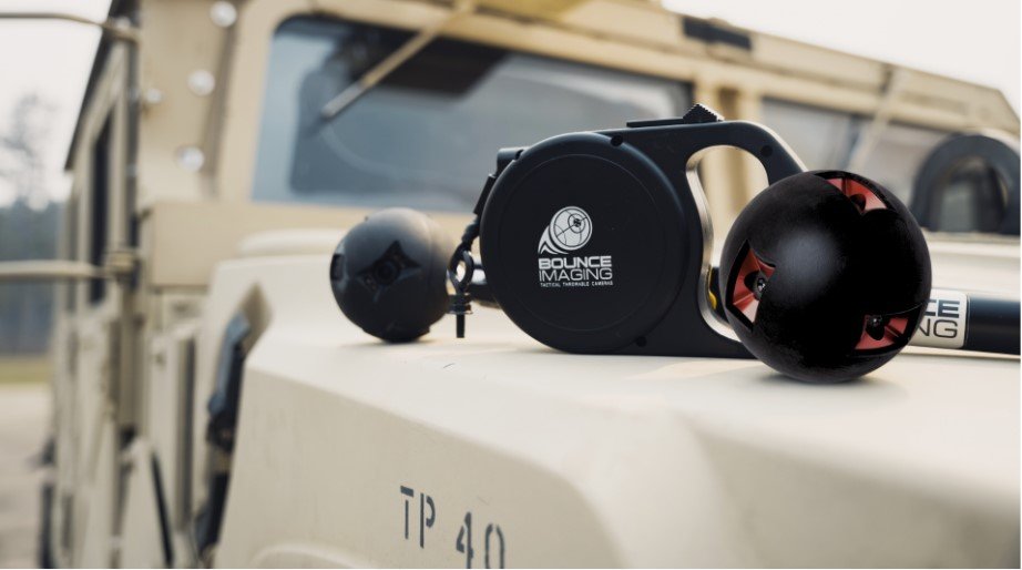 Θερμική, 360° «throwable camera» για επιχειρήσεις: οι πρώτοι ανταποκριτές βλέπουν έναν χώρο πριν μπουν, μειώνοντας ρίσκο σε πυρκαγιές, ένοπλες απειλές ή καταρρεύσεις / Pit Viper 360 (Bounce Imaging)
