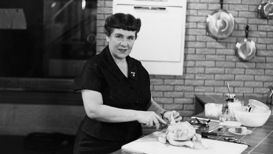 Η Jehane Benoît, γνωστή σε όλο τον Καναδά ως Madame Benoît και αργότερα ως «Madame Microwave», είναι μια από εκείνες τις μορφές που, αν τις κοιτάξεις βιαστικά, μοιάζουν με τηλεοπτικό σύμπτωμα μιας εποχής / WIKIPEDIA