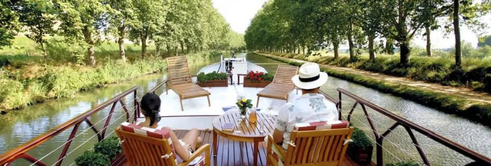 Η εμπειρία απέχει παρασάγγας από τα κλασικά κρουαζιερόπλοια. Μικρά, πολυτελή σκάφη, που κινούνται με ταχύτητα περίπου τεσσάρων μιλίων την ώρα, διασχίζουν στενά κανάλια της ευρωπαϊκής υπαίθρου / SHUTTERSTOCK