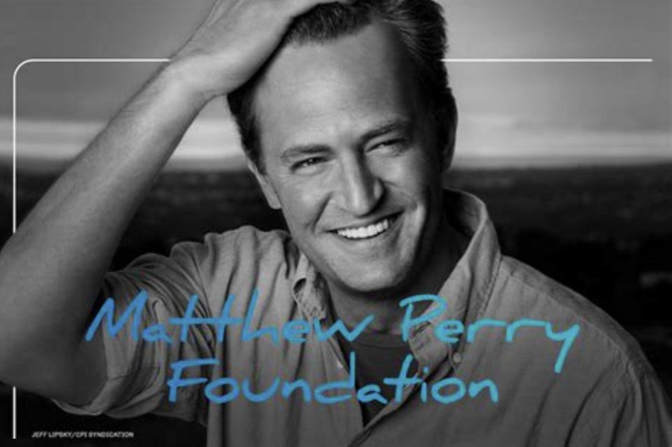 Σήμερα, με τη γνώση ότι η εξάρτηση θα τον κυνηγούσε επί δεκαετίες και ότι θα πέθαινε το 2023 σε ηλικία 54 ετών, η εικόνα αποκτά ένα βάρος σχεδόν αφόρητο / MATTHEW PERRY FOUNDATION