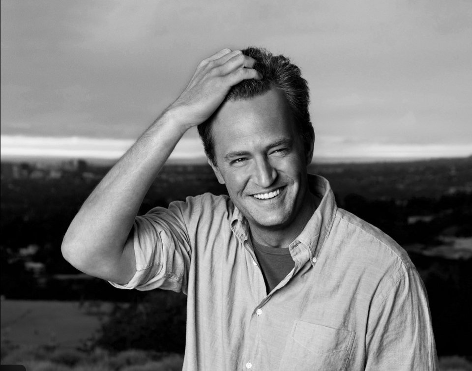 Όμως, όπως έγραψε ο ίδιος στα απομνημονεύματά του, αρκεί να δει κανείς την τρίτη σεζόν των «Friends» με προσοχή για να διακρίνει κάτι που τότε περνούσε απαρατήρητο: πόσο αδύνατος είχε γίνει / GETTY