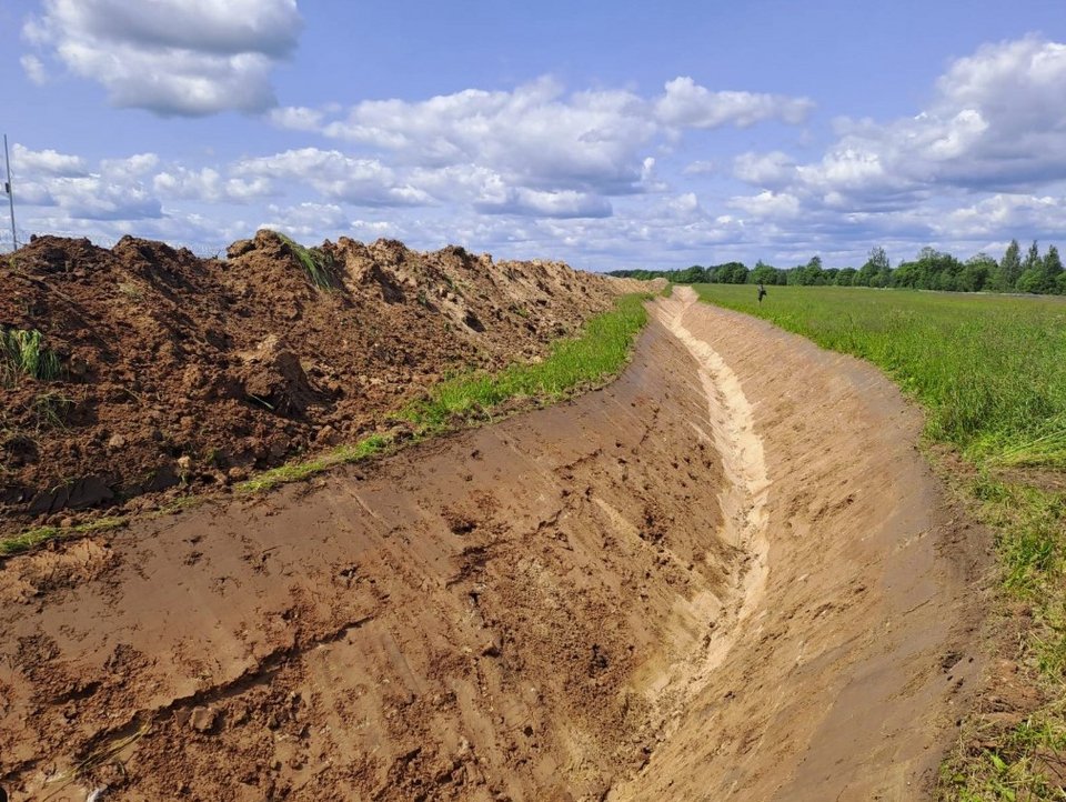Βαθιά μέσα στα δάση της νοτιοανατολικής Εσθονίας, σε τοποθεσίες που δεν αναφέρονται σε χάρτες, τοποθετούνται οι πρώτοι τσιμεντένιοι πυρήνες ενός σχεδίου / Εσθονικό Υπουργείο Αμυνας 