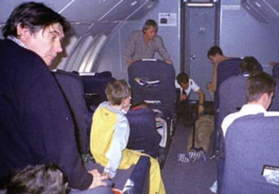 Το παράδοξο της Πτήσης 2069 είναι ότι, παρότι το αεροπλάνο ήταν γεμάτο—με διάσημους όπως τον Μπράιαν Φέρι, μεγιστάνες, οικογένειες—η κρίσιμη πράξη ξεκίνησε σχεδόν αθόρυβα / WIKIPEDIA