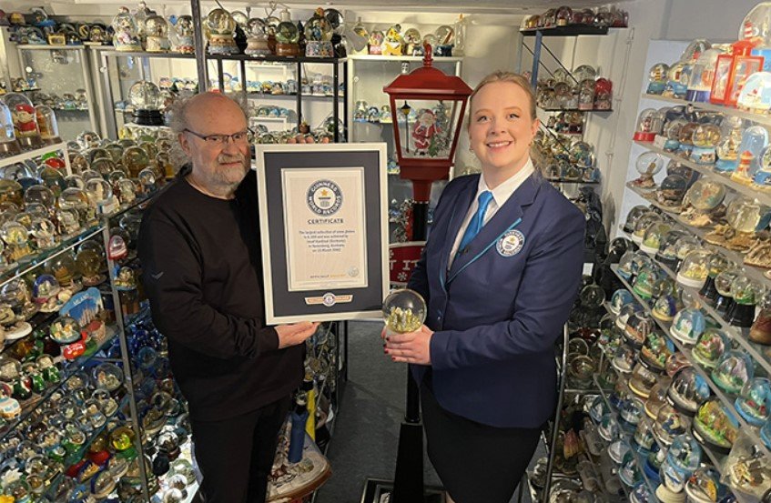 Η κλίμακα της συλλογής γίνεται αντιληπτή μόνο όταν περπατά κανείς ανάμεσα σε σειρές από γυάλινες σφαίρες που απλώνονται σε κάθε διαθέσιμο χώρο / ΒΡΑΒΕΙΑ ΓΚΙΝΕΣ