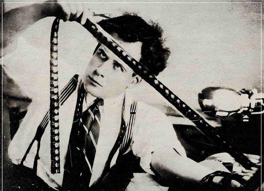 Ο Αϊζενστάιν συμπυκνώνει αυτό το ιστορικό πλαίσιο σε μια αφήγηση σύγκρουσης ανάμεσα στην εξουσία και τη συλλογική αφύπνιση / IMDB