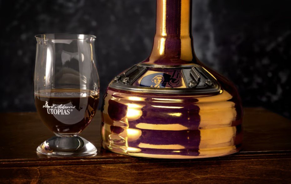 Η εμφιάλωση γίνεται σχεδόν τελετουργικά. Στο εργοστάσιο στο Ντέλαγουερ, κάθε μπουκάλι γεμίζεται στο χέρι, με εθελοντική συμμετοχή εργαζομένων / SAM ADAMS