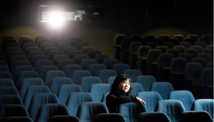 Το 2009 η καθημερινή λειτουργία του πέρασε στα χέρια της Κιμ Ουν-τζου, μιας 50χρονης σήμερα σινεφίλ που έχει περάσει μεγάλο μέρος της καριέρας της «αναστήνοντας» και τρέχοντας ιστορικές αίθουσες στη Σεούλ / FACEBOOK 