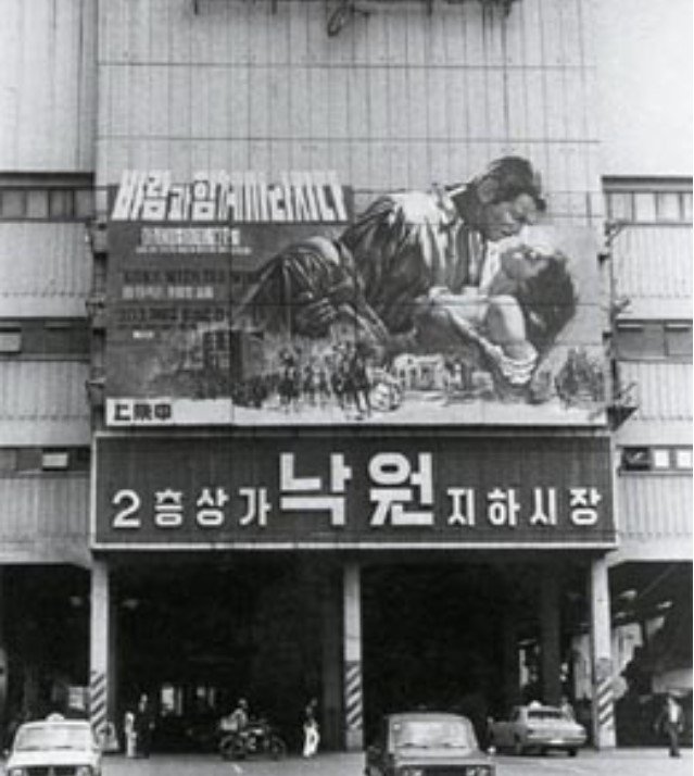 Το Hollywood Classic, στην πράξη, παίζει πολλούς ρόλους ταυτόχρονα. Για τους πιο σινεφίλ, είναι η σπάνια ευκαιρία να δουν ξανά κλασικές ταινίες στη μεγάλη οθόνη, μια εμπειρία που σε μια πόλη γεμάτη πολυκινηματογράφους και φρέσκες πρεμιέρες δεν είναι πια αυτονόητη / FACEBOOK