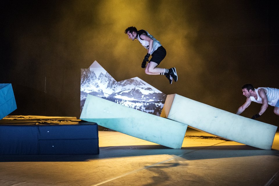 Ο Ανέστης Αζάς παρουσιάζει τα Σκυλιά 