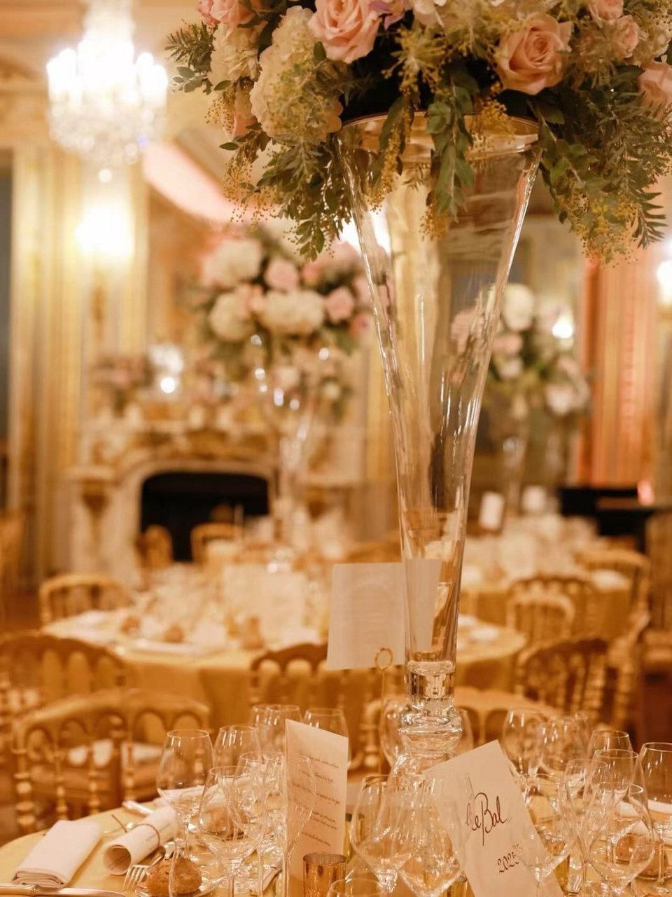 Τα τραπέζια στην αίθουσα χορού