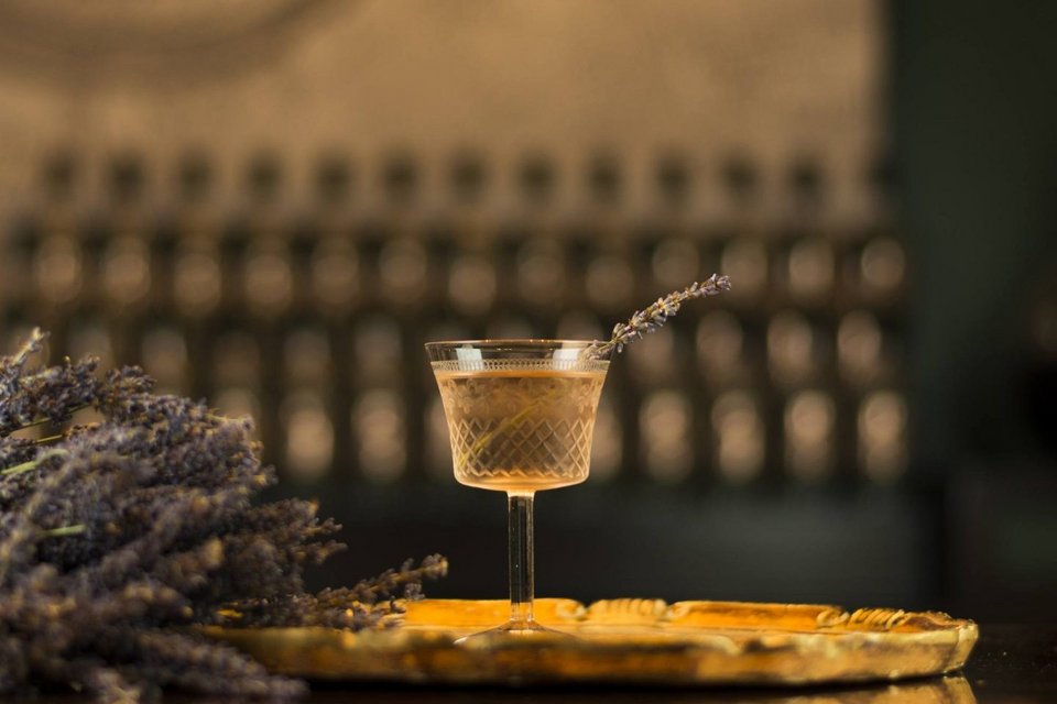 Το ουίσκι, το κονιάκ και το λικέρ ακούγονται σαν την πιο παλιά, παρηγορητική συνταγή για χαλάρωση. Και πράγματι, οι πρώτες στιγμές μοιάζουν να δικαιώνουν την επιλογή / SHUTTERSTOCK