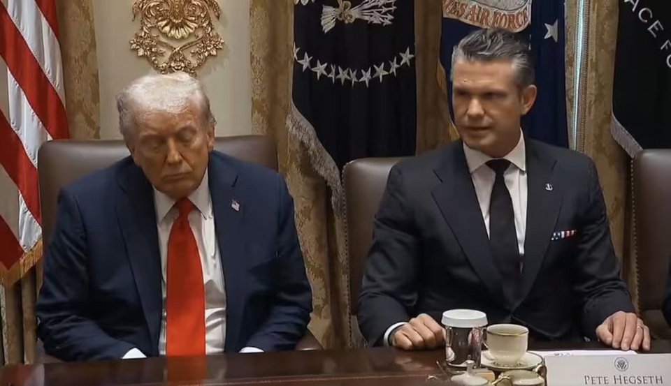 Η στιγμή που ο Ντόναλντ Τραμπ δείχνει να δυσκολεύεται να κρατήσει ανοικτά τα μάτια του 