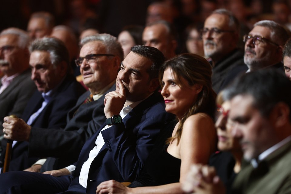 Ο Αλέξης Τσίπρας και η σύζυγός του Μπέττυ Μπαζιάνα στις θέσεις του θεάτρου Παλλάς / SOOC