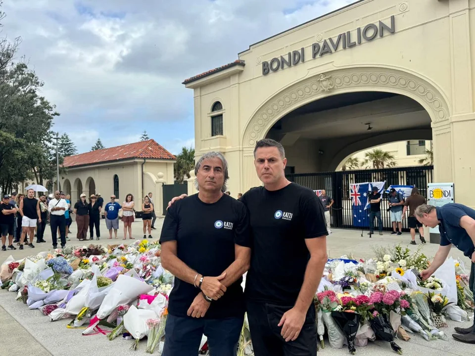 Παναγιώτης Παπάζογλου και Παναγιώτης Πλιόπλης από την ελληνική ταβέρνα Κazzi Beach Greek που βρίσκεται στα 200 μέτρα από το σημείο που έγινε η τρομοκρατική ενέργεια / Φωτογραφία: Nick Bourdaniotis