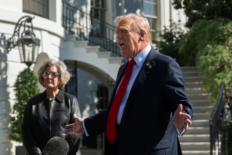 Η προσωπάρχης του Λευκού Οίκου, Σούζι Γουάιλς, δίπλα στον Ντόναλντ Τραμπ / AP