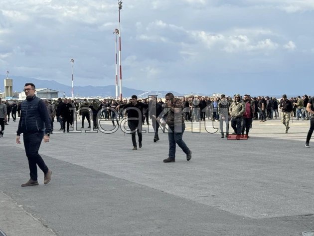  Αγρότες και κτηνοτρόφοι στην πίστα του αεροδρομίου / Neakriti.gr 
