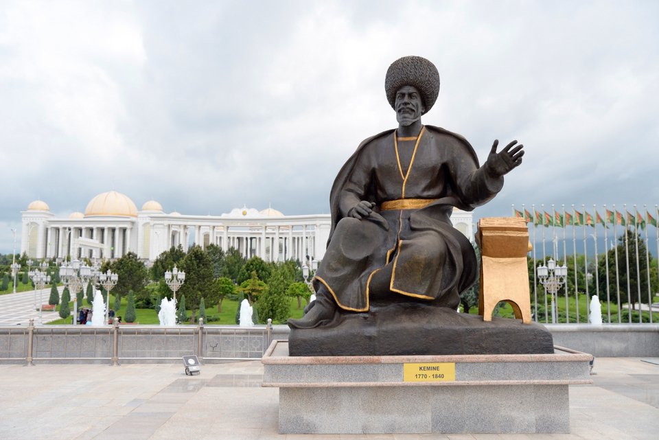 Άγαλμα του Mämmetweli Kemine (περ. 1770 – περ. 1840), Τουρκμένου σατιρικού ποιητή, τα έργα του οποίου έχουν καταστεί βασικό μέρος της τουρκμενικής λογοτεχνίας.